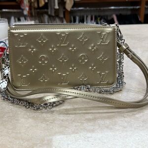 Louis Vuitton Lexington
Pochette Shoulder Bag